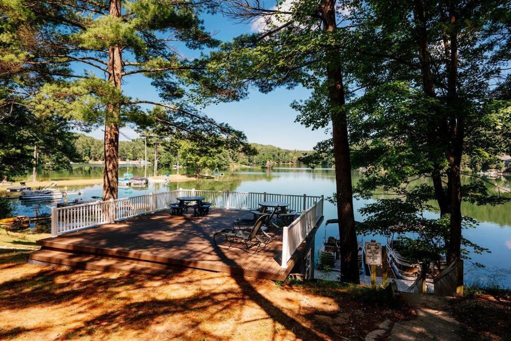 Cabin On Beautiful Arbutus Lake Near Traverse City Exterior photo
