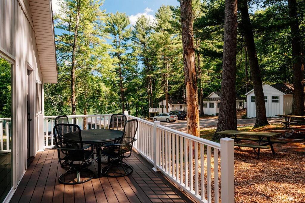 Cabin On Beautiful Arbutus Lake Near Traverse City Exterior photo