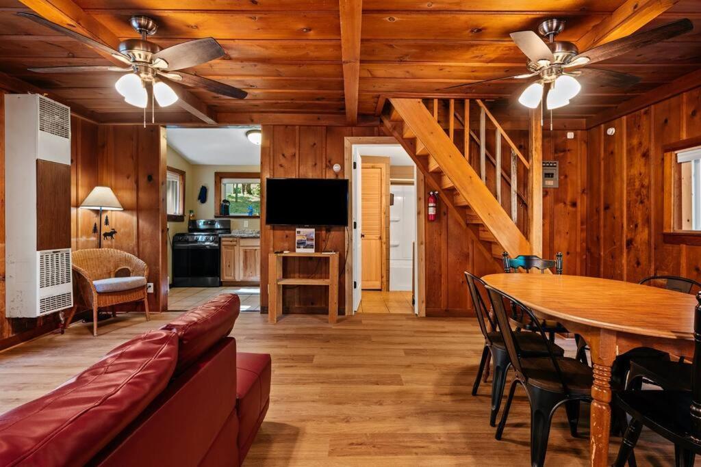 Cabin On Beautiful Arbutus Lake Near Traverse City Exterior photo