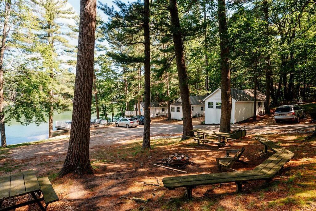 Cabin On Beautiful Arbutus Lake Near Traverse City Exterior photo