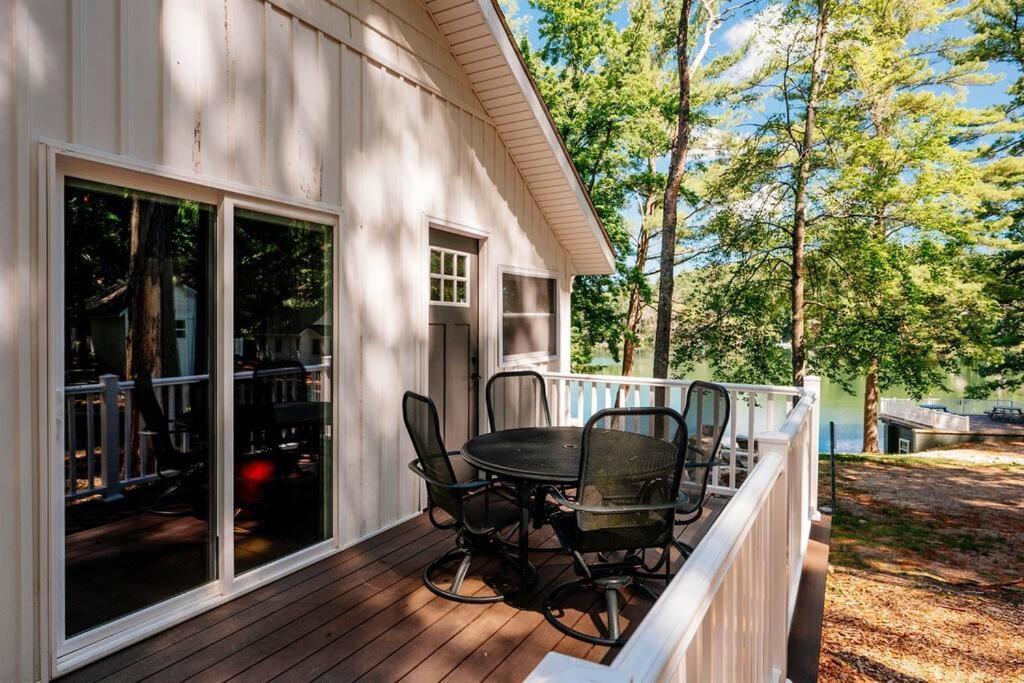 Cabin On Beautiful Arbutus Lake Near Traverse City Exterior photo