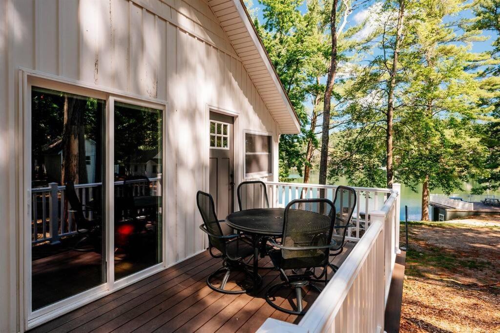 Cabin On Beautiful Arbutus Lake Near Traverse City Villa Exterior photo