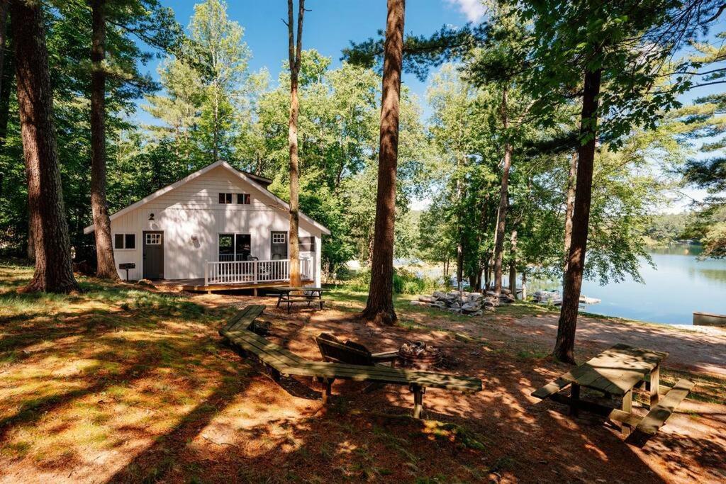 Cabin On Beautiful Arbutus Lake Near Traverse City Villa Exterior photo