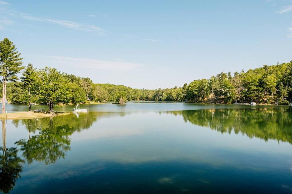 Cabin On Beautiful Arbutus Lake Near Traverse City Exterior photo