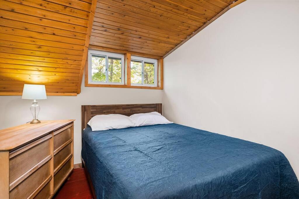 Cabin On Beautiful Arbutus Lake Near Traverse City Exterior photo