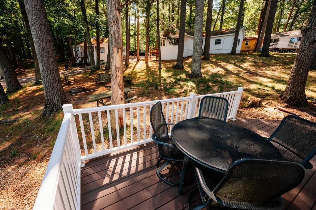 Cabin On Beautiful Arbutus Lake Near Traverse City Villa Exterior photo