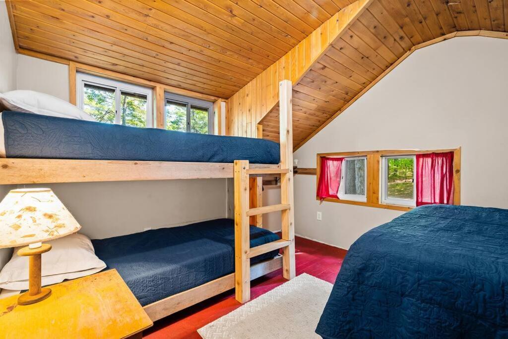 Cabin On Beautiful Arbutus Lake Near Traverse City Exterior photo