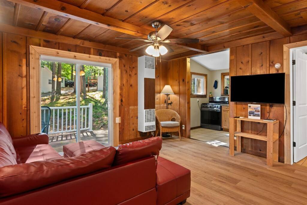 Cabin On Beautiful Arbutus Lake Near Traverse City Villa Exterior photo