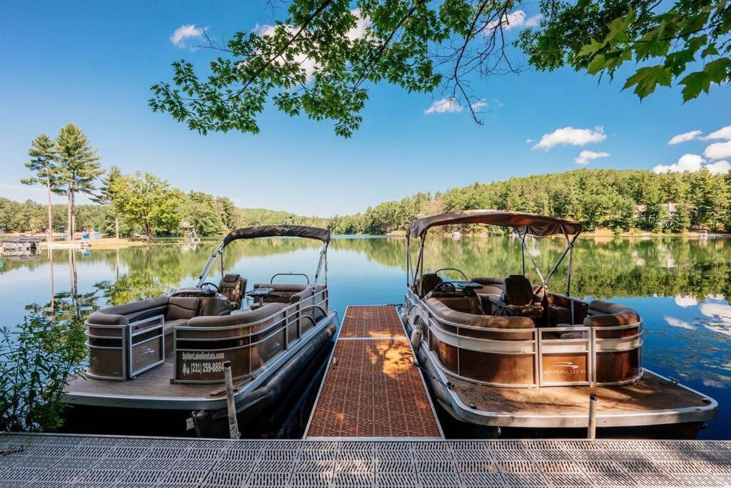 Cabin On Beautiful Arbutus Lake Near Traverse City Villa Exterior photo