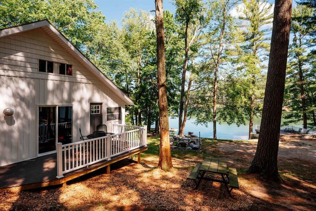 Cabin On Beautiful Arbutus Lake Near Traverse City Villa Exterior photo