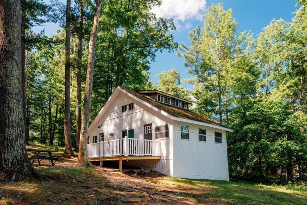 Cabin On Beautiful Arbutus Lake Near Traverse City Villa Exterior photo